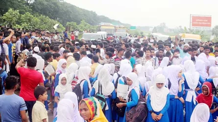 চান্দিনায় ট্রাক চাপায় স্কুল ছাত্রী নিহতের বিচার দাবীতে মহাসড়ক অবরোধ