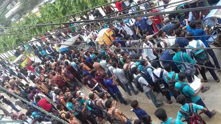 রাজবাড়ীর রাজপথ শিক্ষার্থীদের দখলে