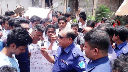 শরীয়তপুরে শিক্ষার্থীদের পুলিশের বাধা