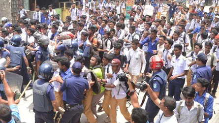রংপুরে শিক্ষার্থীদের রাজপথ দখল : ডিসির জরুরী বৈঠক