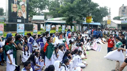 দিনাজপুরে শিক্ষার্থীদের বিক্ষোভ