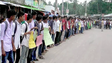 পিরোজপুরে নিরাপদ সড়কের দাবিতে মানবন্ধন