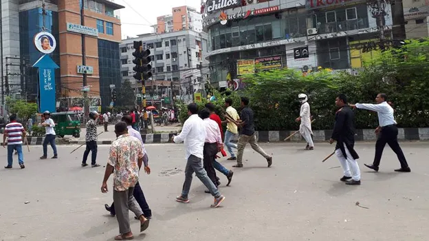 ছবিতে জিগাতলায় শিক্ষার্থীদের ওপর হামলা