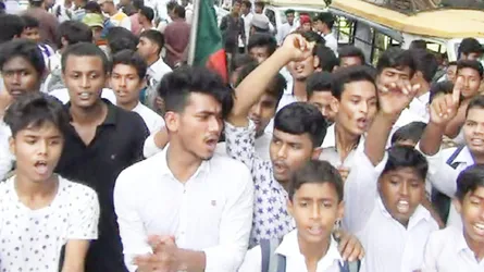 নাটোরে নিরাপদ সড়কের দাবীতে রাস্তায় নেমেছে শিক্ষার্থীরা