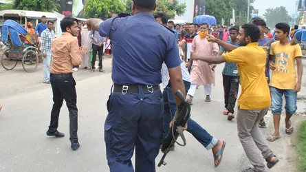 শাজাহানপুরে শিক্ষার্থীদের ছাত্রলীগের ধাওয়া