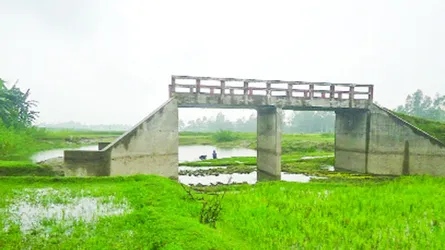 বকশীগঞ্জে সংযোগ সড়ক না থাকায় কাজে আসছে না ব্রিজ, চলাচলে দুর্ভোগ