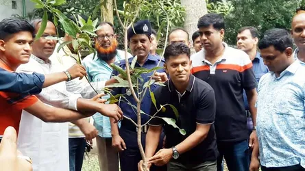 নড়াইলে পুলিশ সুপারের উদ্যোগে বৃক্ষরোপন
