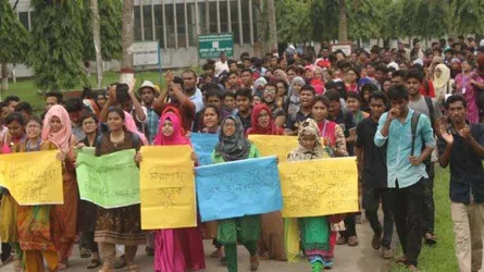 ক্লাস বর্জন করে বিক্ষোভ বাকৃবি শিক্ষার্থীদের