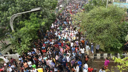 জিগাতলায় শিক্ষার্থীদের মিছিলে কাঁদানে গ্যাস
