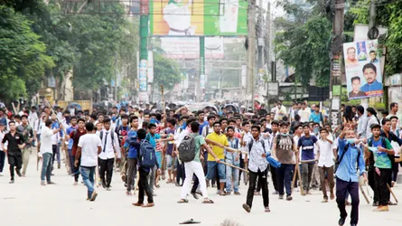 ময়মনসিংহে শিক্ষার্থী ও শ্রমিকদের মধ্যে ধাওয়া পাল্টা ধাওয়া