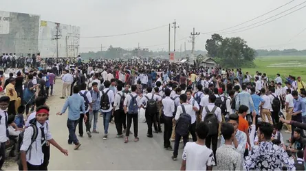 ঢাকা-টাঙ্গাইল-উত্তরবঙ্গ মহাসড়ক অবরোধ করে শিক্ষার্থীদের বিক্ষোভ