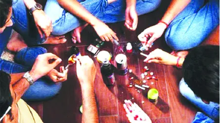 পরিবহন শ্রমিকদের  জন্য অবাধ ‘নেশা’