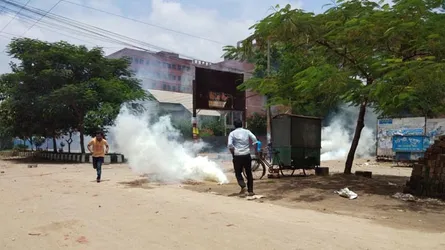 আফতাবনগরে ধাওয়া-পাল্টা ধাওয়া, টিয়ারশেল নিক্ষেপ