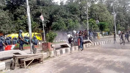 শাহবাগে শিক্ষার্থী-পুলিশ সংঘর্ষ
