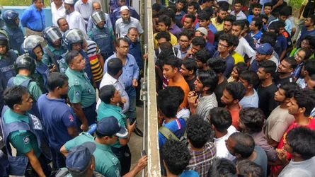 খুবির শিক্ষার্থীদের বিক্ষোভে পুলিশের বাঁধা