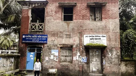দুমকিতে ইউনিয়ন পরিষদের কার্যক্রম চলছে মাদ্রাসার পরিত্যক্ত ভবনে