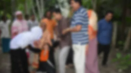 ‘বাবা মাকে সাবল দিয়ে আঘাত করে মেরে ফেলছে’
