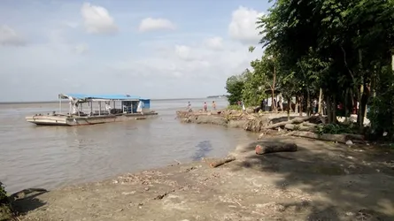 নড়িয়ায় পদ্মার ভয়াবহ ভাঙ্গন, নদীতে পড়ে ৪০ জন