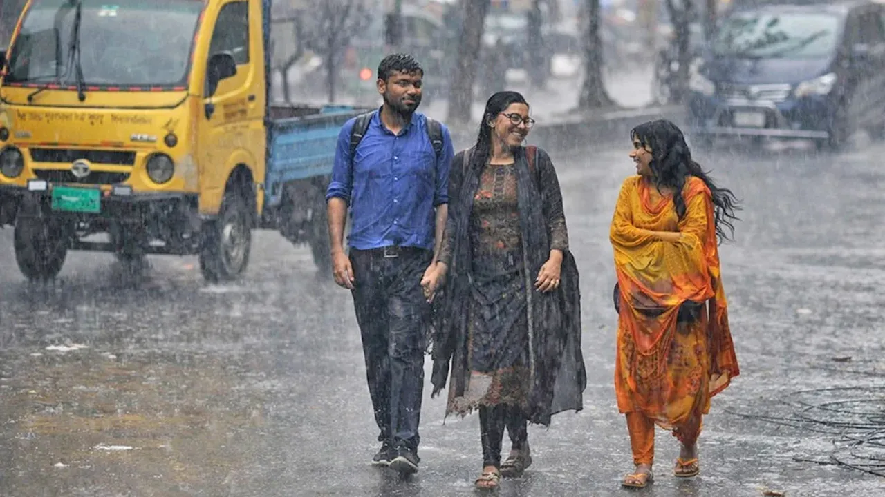 ঢাকায় ৩৪ মিলিমিটার বৃষ্টি রেকর্ড, আজও বজ্রবৃষ্টির সম্ভাবনা