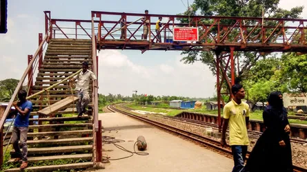 রাণীনগর রেল স্টেশনের মৃত্যুফাঁদ সেই ফুটওভার ব্রিজটি ভেঙ্গে ফেলা হচ্ছে