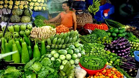 বাজারে আগাম শীতকালীন সবজি : দাম অত্যধিক