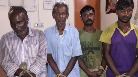২ ভারতীয় নাগরিক সহ ৪ জেলে আটক