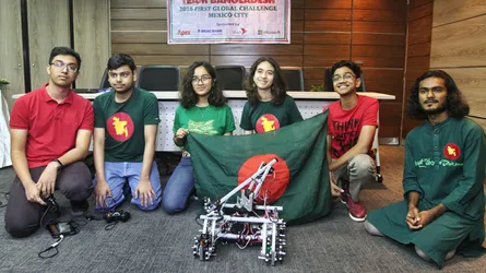নিজেদের রোবট নিয়ে প্রতিযোগিতায় যাচ্ছে ৫ কিশোর-কিশোরী