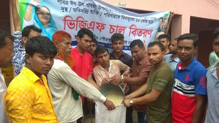 গফরগাঁওয়ে পৌরসভায় ভিজিএফের চাল বিতরণ উদ্বোধন