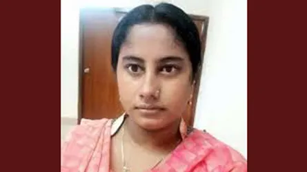 সাড়ে চার মাস পর কবর থেকে তোলা হলো গৃহবধূর লাশ