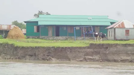 কাজিপুরে যমুনার ভাঙ্গনে শতাধিক প্রাথমিক স্কুল নদীগর্ভে