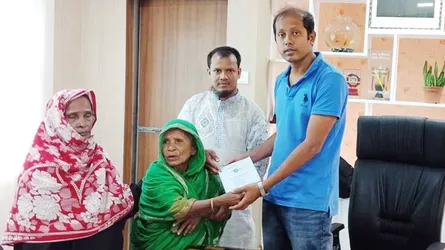 নয়াদিগন্তে সংবাদ প্রকাশের পর দুমকিতে বয়স্ক ভাতা পেল বৃদ্ধা