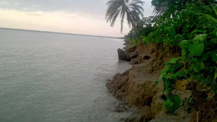 কঁচা ও পোনা নদীর অব্যাহত ভাঙনে ১০ গ্রাম হুমকীর মুখে