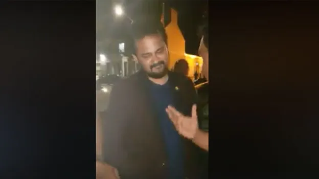 নিউইয়র্কে ইমরান এইচ সরকারকে জুতা নিক্ষেপ