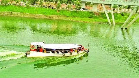 হাতিরঝিলের সৌন্দর্য নোংরা পানিতে ম্লান