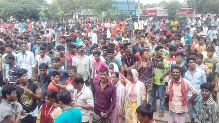 বেতনের দাবিতে গাজীপুরে গার্মেন্টস শ্রমিকদের মহাসড়ক অবরোধ