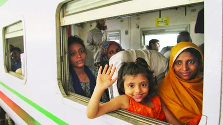 নাড়ির টানে ছুটতে শুরু করেছে ঘরমুখো মানুষ