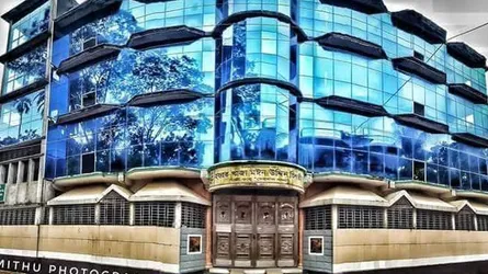 মুহূর্তেই হারিয়ে গেল বিলাশবহুল ভবনসহ ৩ বাড়ী
