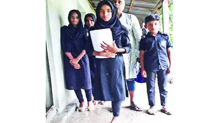 জন্মগত পা-হারা আছমা কৃত্রিম পা স্থাপন করতে পারছেন না দিনমজুর বাবা