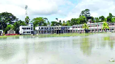কাঁঠালিয়ায় বাঁধ ভেঙে উপজেলা পরিষদ তলিয়ে যাওয়ার আশঙ্কা