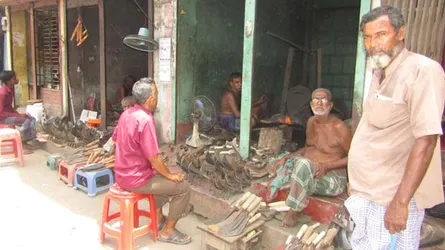 বরগুনায় পশু জবাইয়ের সরঞ্জাম তৈরীতে ব্যস্ত কামারশিল্পীরা