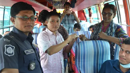যাত্রীদের কাছ থেকে নেয়া অতিরিক্ত টাকা ফিরিয়ে দিলেন ইউএনও