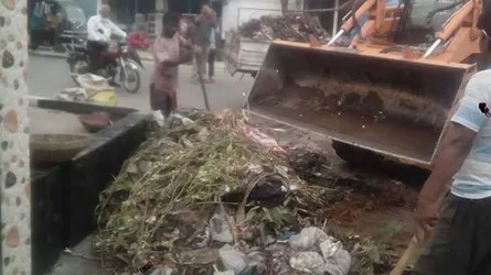 ড্রেনের ময়লা দিয়ে বিদ্যুৎ অফিসের প্রধান ফটক বন্ধ করে দেয়া হলো