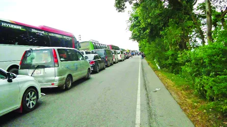দৌলতদিয়ায় যানবাহনের দীর্ঘ লাইন