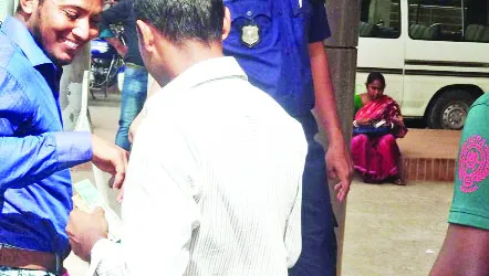 বেনাপোল চেকপোস্টে ইমিগ্রেশন পুলিশের পাসপোর্ট দালালি এখনো বন্ধ হয়নি