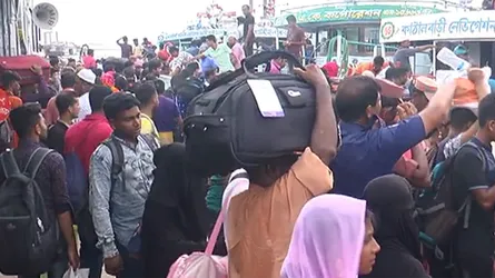 ফেরি চলাচল ব্যাহত হওয়ায় কাঁঠালবাড়ী ঘাটে যাত্রীদের প্রচণ্ড ভিড়