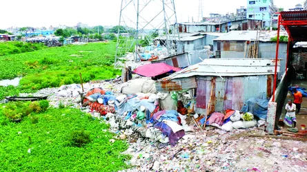 দখল-দূষণে অস্তিত্ব হারাচ্ছে বুড়িগঙ্গা