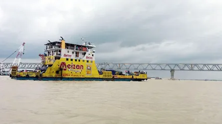 পদ্মা সেতুর স্প্যানের নিচ দিয়ে চলছে ফেরি