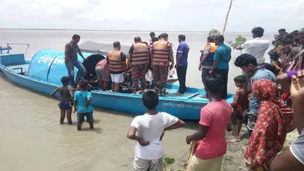 শিবালয়ে ট্রলার ডুবিতে শিশুসহ ৪জন নিখোঁজ