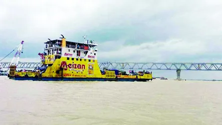 পদ্মা সেতুর স্প্যানের নিচ দিয়ে ফেরি চলাচল