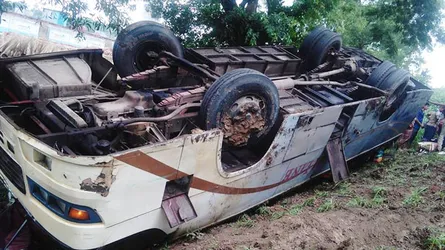 ফরিদপুরে বাস দুর্ঘটনায় আহত ৩০